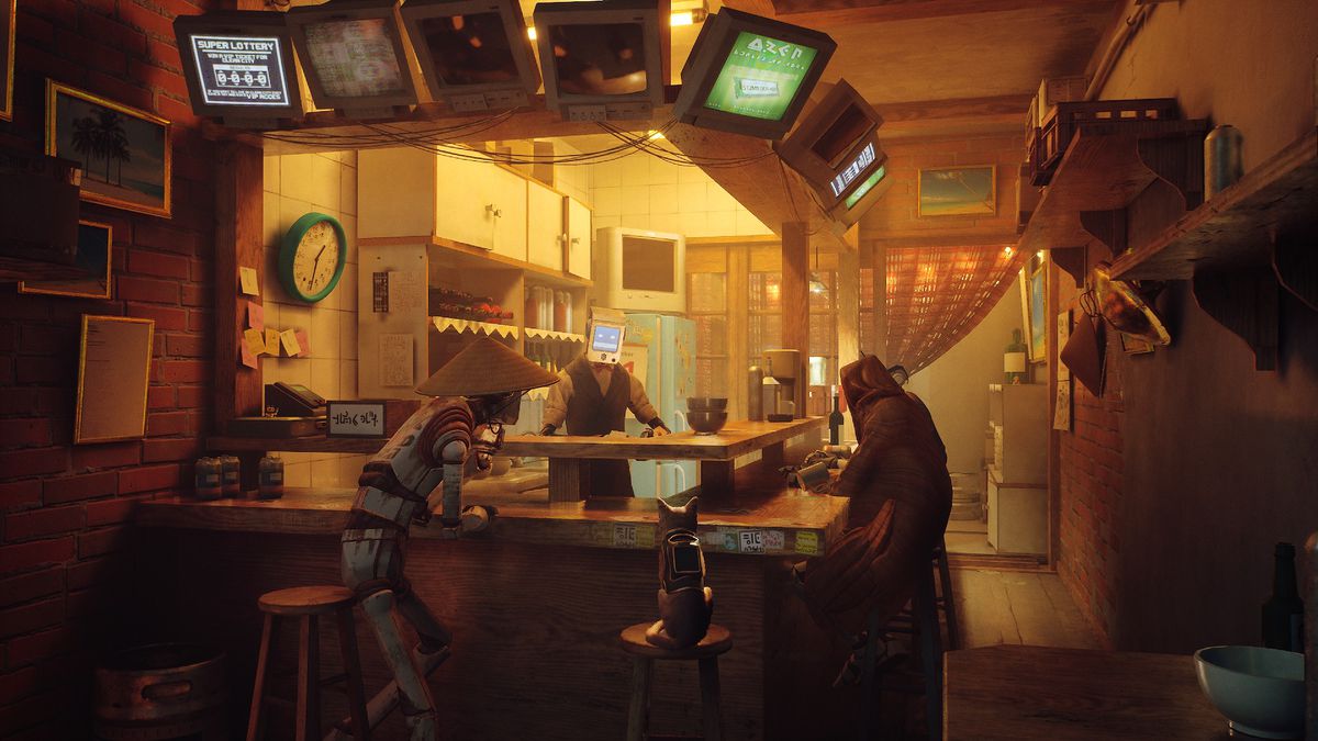 在《Stray》的一张截图中，一只猫和三个人形机器人一起在酒吧里等候。