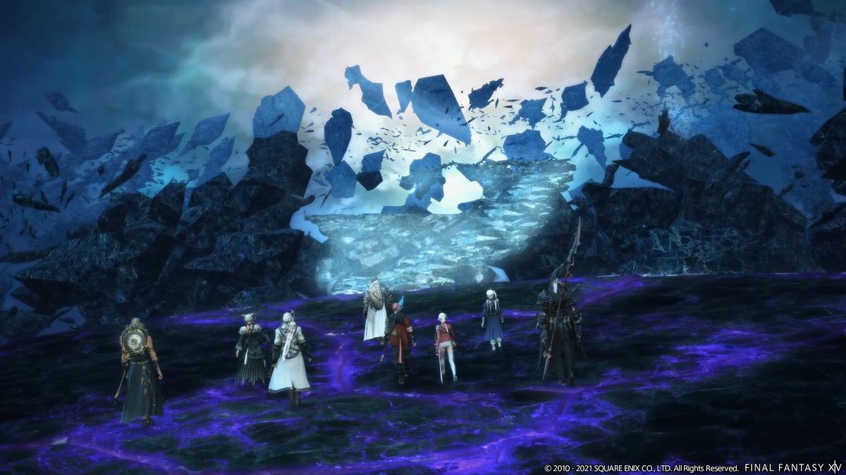 《最终幻想 14：末日行者》中的一群角色并肩站立，凝视着一片蓝色、空灵的深渊