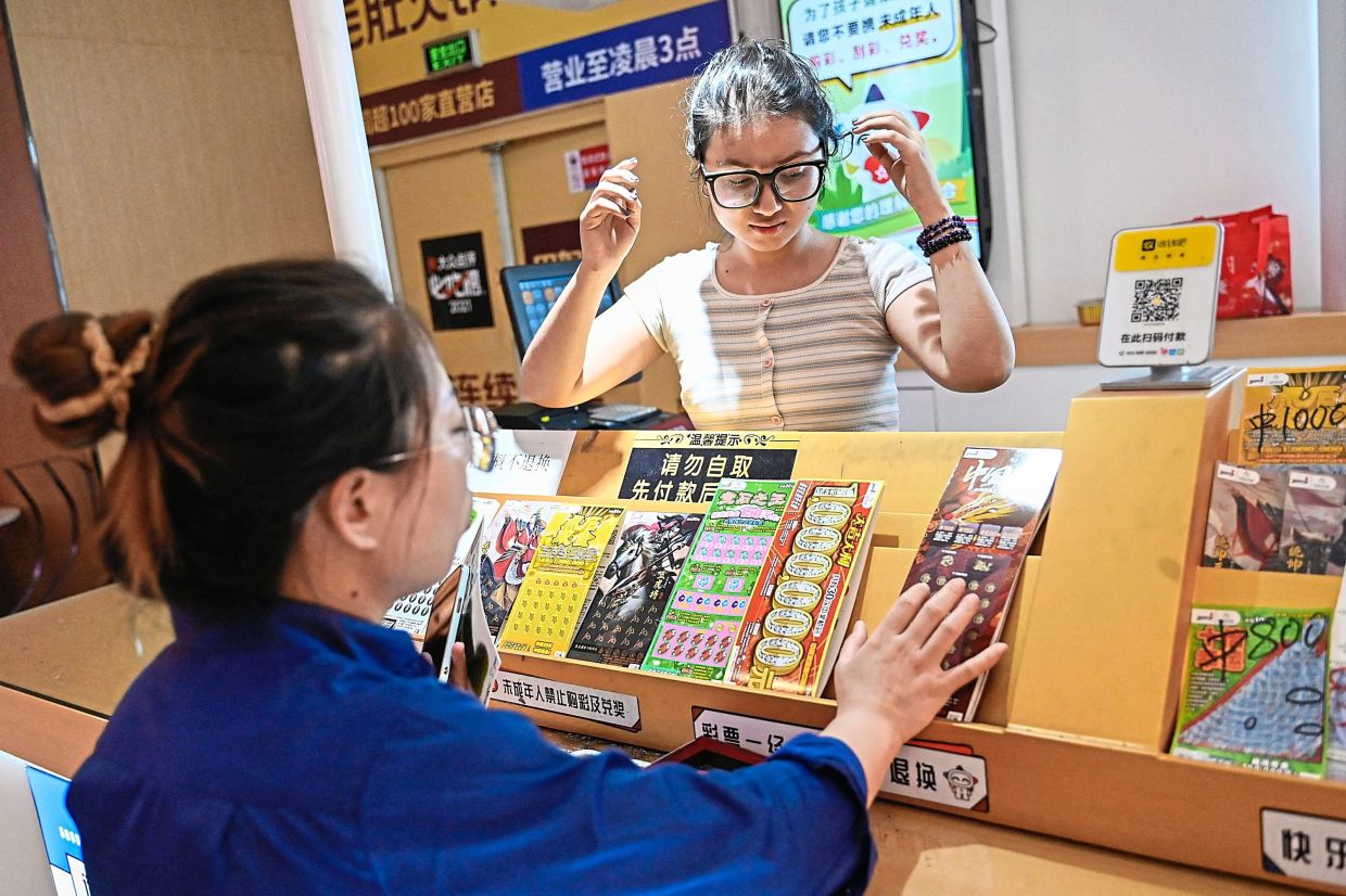 中国年轻人通过买彩票缓解经济忧虑