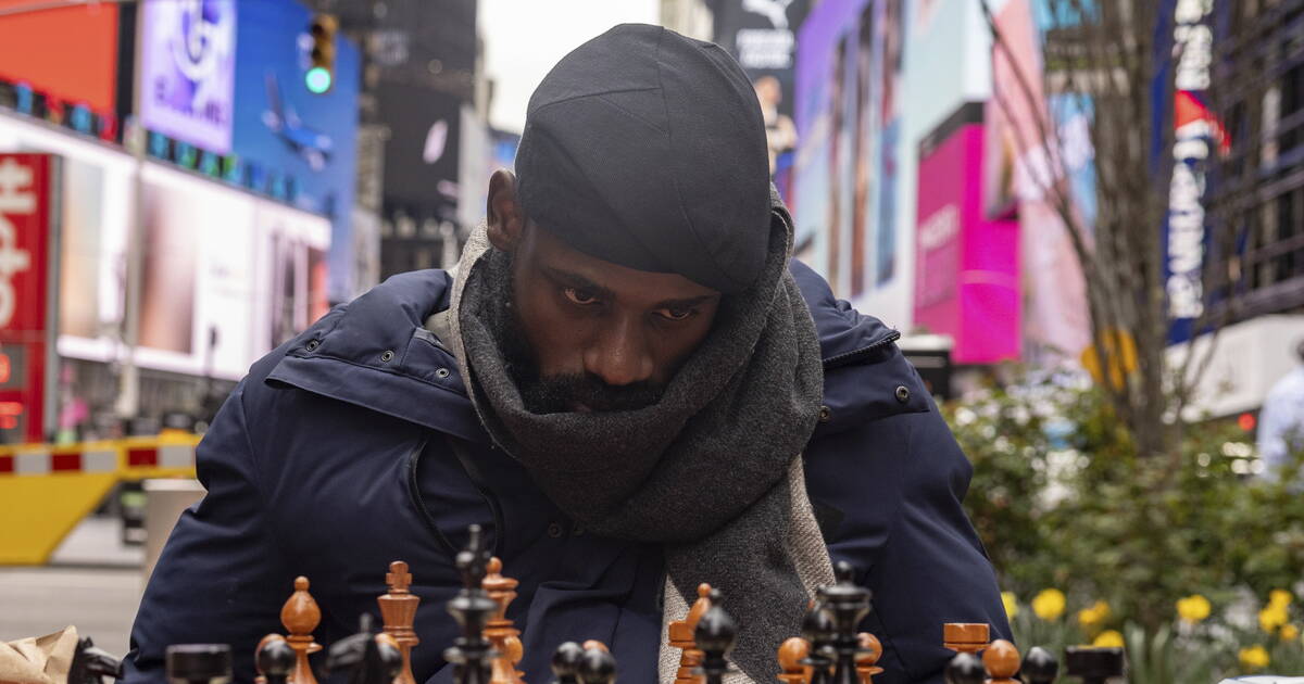 经过 60 个小时的比赛，尼日利亚人 Tunde Onakoya 打破了时代广场国际象棋马拉松世界纪录 – Libération